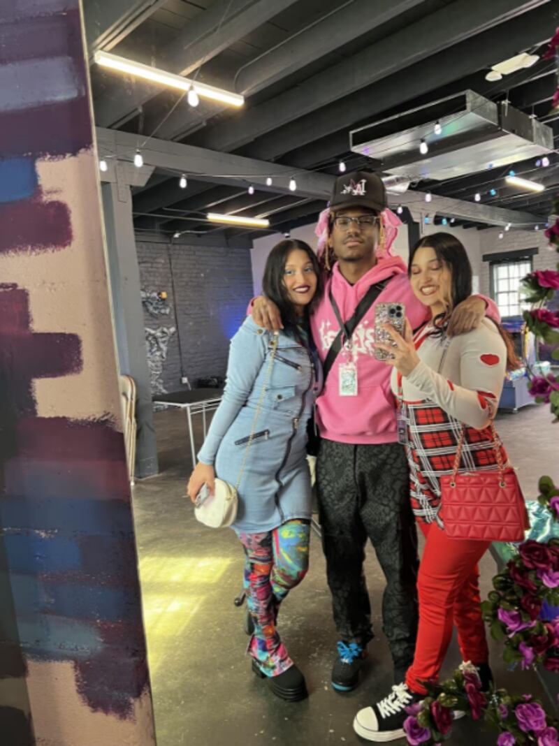 Gemelas revelan que comparten relación con el mismo hombre y generan debate en redes