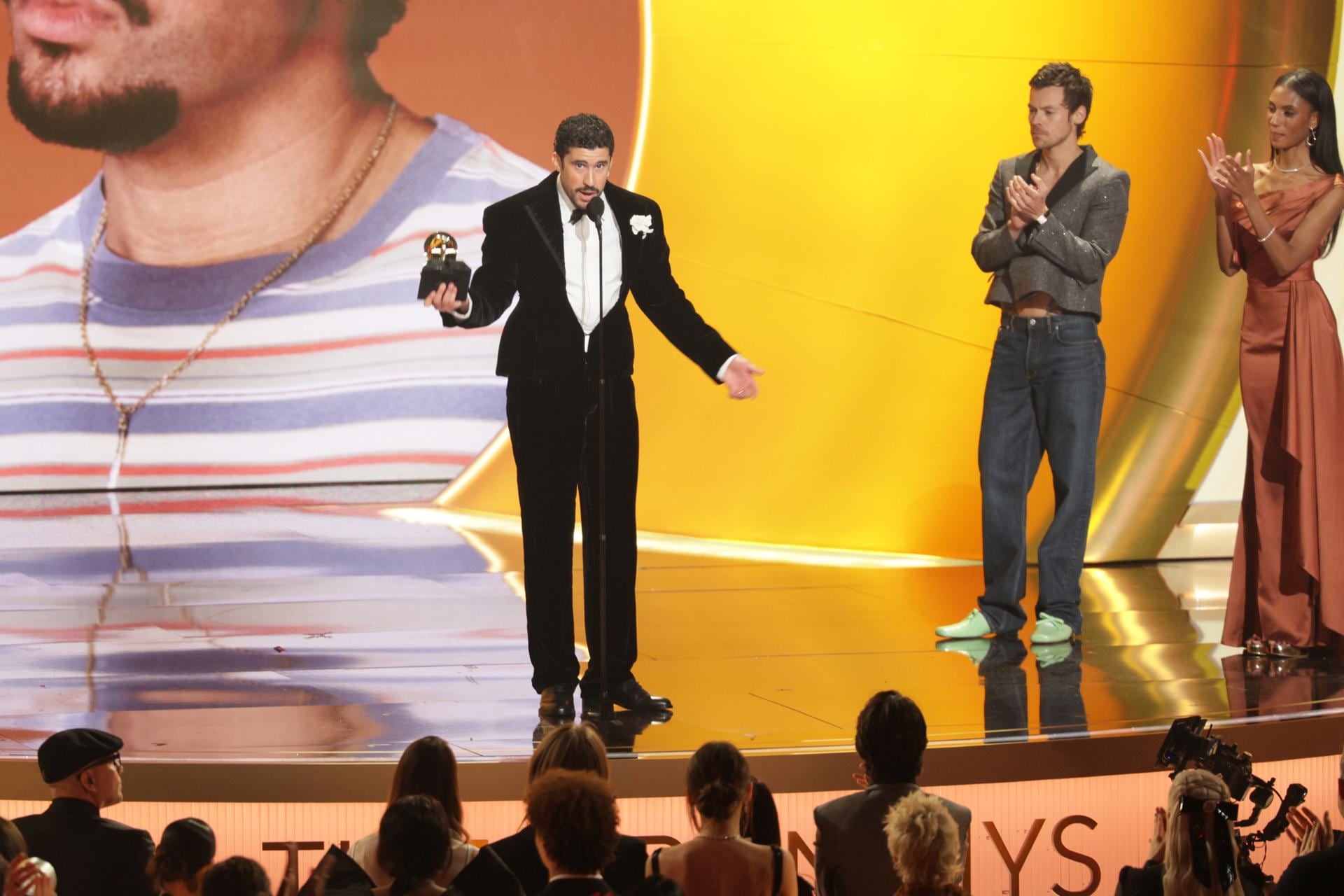 El rapero puertorriqueño Bad Bunny (C) acepta el premio al Álbum del Año en el escenario durante la 68ª ceremonia anual de los Premios Grammy en el Crypto.com Arena de Los Ángeles, California, EE.UU., el 1 de febrero de 2026. EFE/EPA/CHRIS TORRES