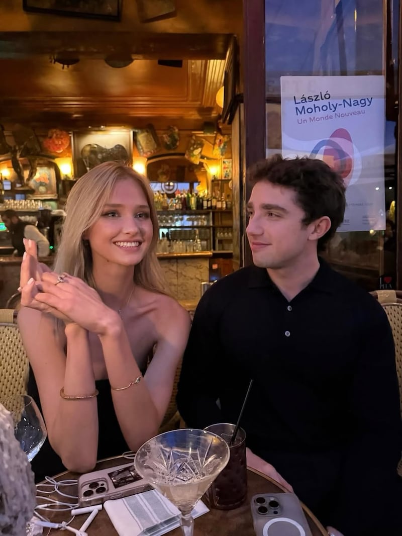 Hijastro de Salma Hayek se compromete