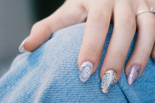 ¡Mejor que el manicure francés! Las uñas ‘acuarela’ son el diseño de ensueña que causa sensación este 2026