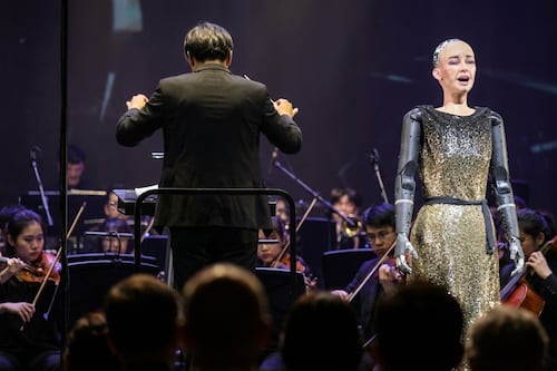 Sophia la robot hace historia: Canta en vivo junto a una orquesta sinfónica en Hong Kong