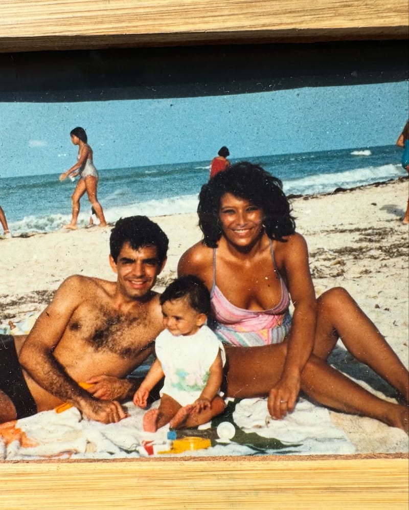 Aislinn Derbez compartió fotos inéditas junto a sus padres