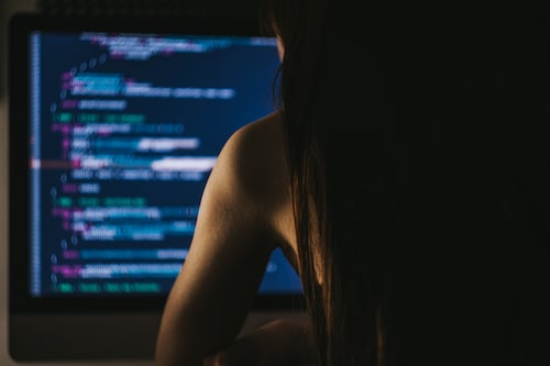Violencia digital sin freno: ONU Mujeres alerta que los ataques contra mujeres ya se duplican