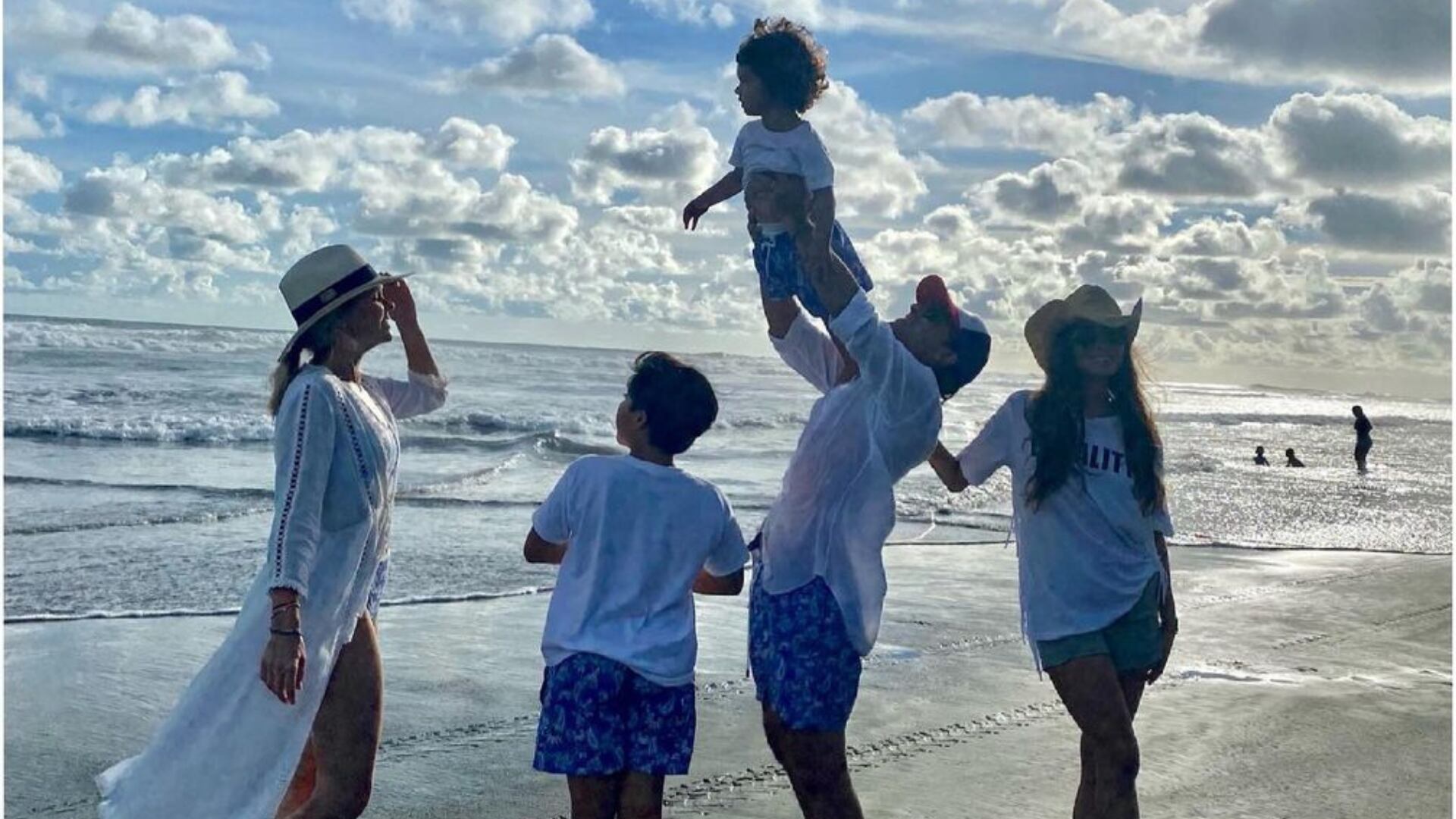 Adal se convertirá en padre nuevamente a los 61 años.