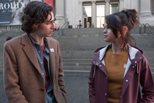 Llega a Netflix una película de romance con Timothée Chalamet y Selena Gomez: ¿de qué trata?