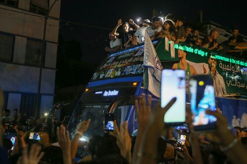 Boxeadora de Argelia es recibida con caravana en su país tras París 2024
