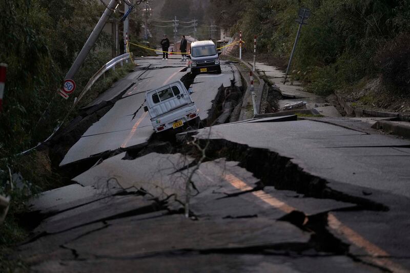 Los transeúntes observan los daños en algún lugar cerca de la ciudad de Noto, en la península de Noto frente al Mar de Japón, al noroeste de Tokio, el martes 2 de enero de 2024, tras el mortal terremoto del lunes. Una serie de potentes terremotos que azotaron el oeste de Japón han dañado miles de edificios, vehículos y barcos. Las autoridades advirtieron que podrían producirse más terremotos en el futuro. (Foto AP/Hiro Komae)