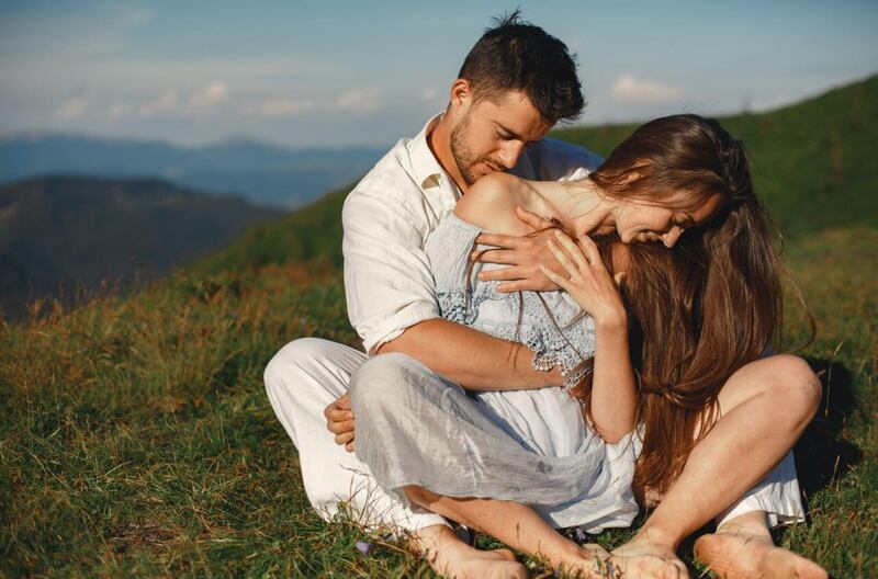 Los besos en los hombros pueden considerarse “sensuales e íntimos”