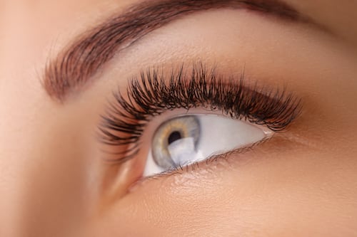 Pestañas: pequeñas guardianas de tu mirada que protegen, renuevan y embellecen