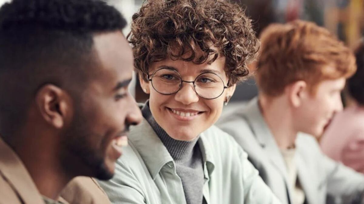 Un hombre develaría algo importante cuando habla a una mujer sin mirarla de frente