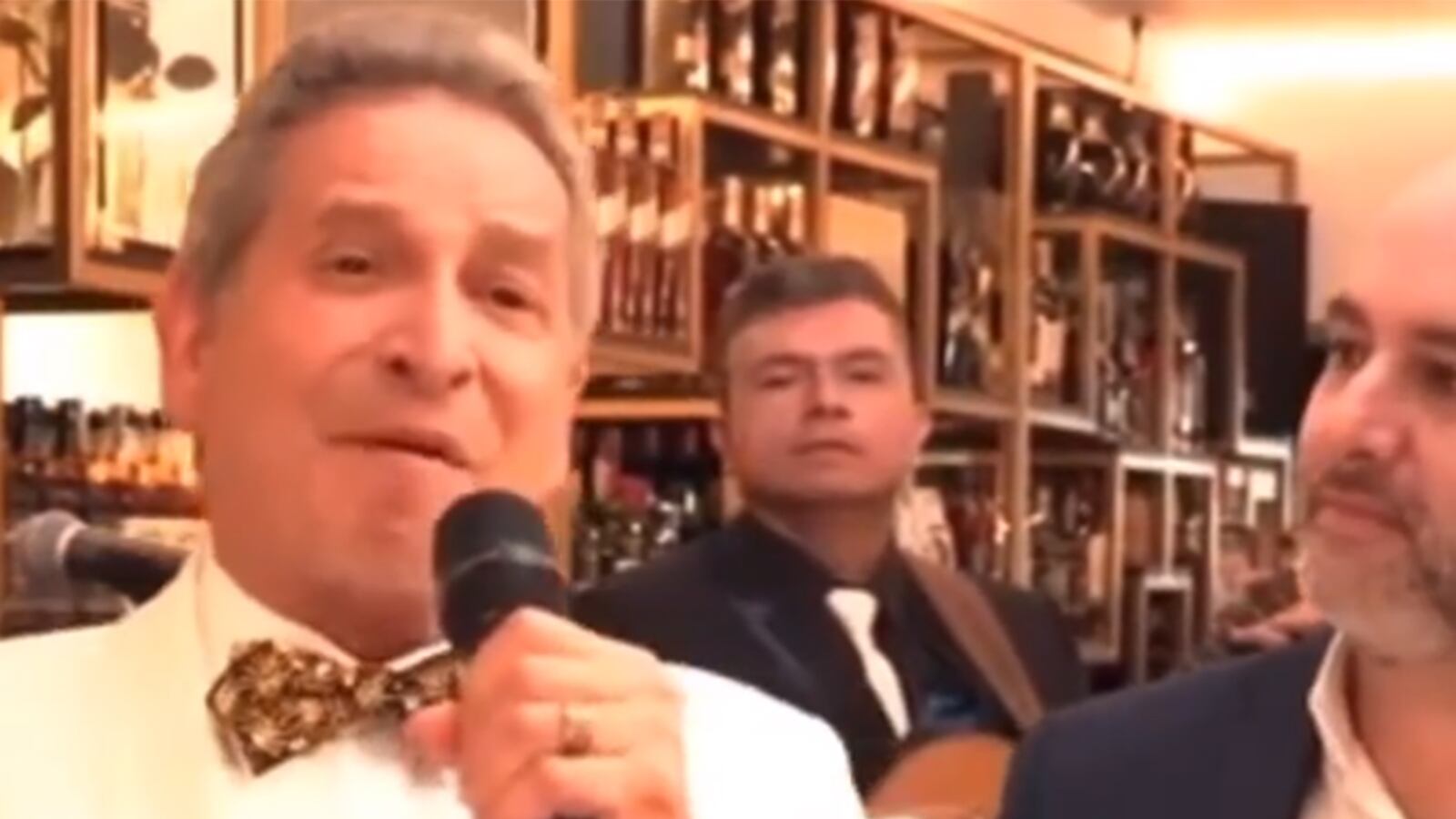 Estos dos canales se pelean los derechos de la vida de Darío Gómez.