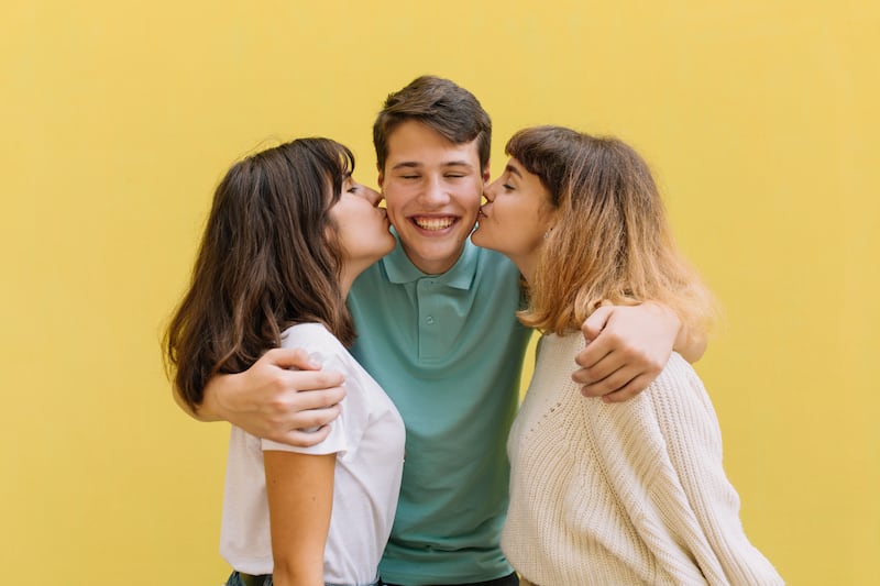 Los hombres que crecen hermanas son más colaborativos y amorosos