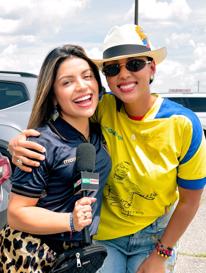 Sharon Escobar, esposa de Enner Valencia, y Gabriela Vaca, editora de Nueva Mujer