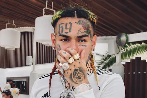 6ix9ine reparte miles de dólares en comunidades de República Dominicana