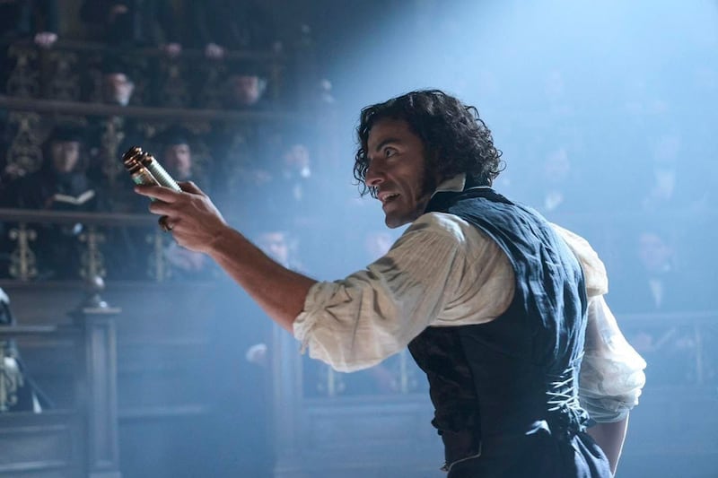 “Solo los monstruos… juegan a ser dios.”
Ya está aquí el tráiler de FRANKENSTEIN de Guillermo del Toro,
