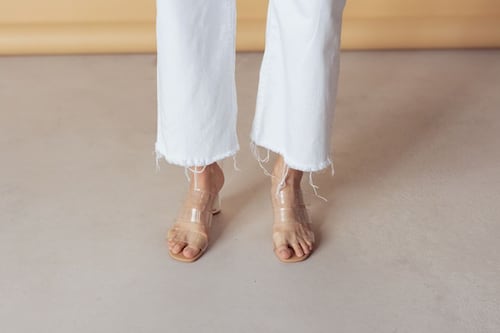 Las ‘jelly sandals’ están de regreso: cómo llevar el calzado noventero que arrasa esta temporada