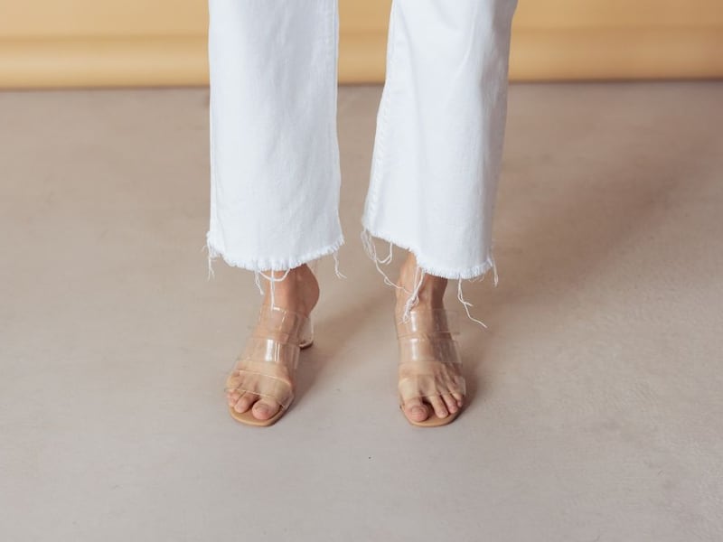 Las ‘jelly sandals’ están de regreso: cómo llevar el calzado noventero que arrasa esta temporada
