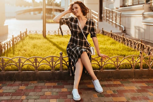 ¿Vestidos con tenis? La dupla que te hará ver elegante solo si le das este giro