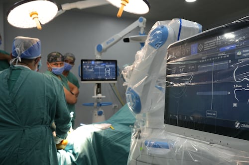 Precisión milimétrica: Conoce al robot que mejora vidas desde el quirófano