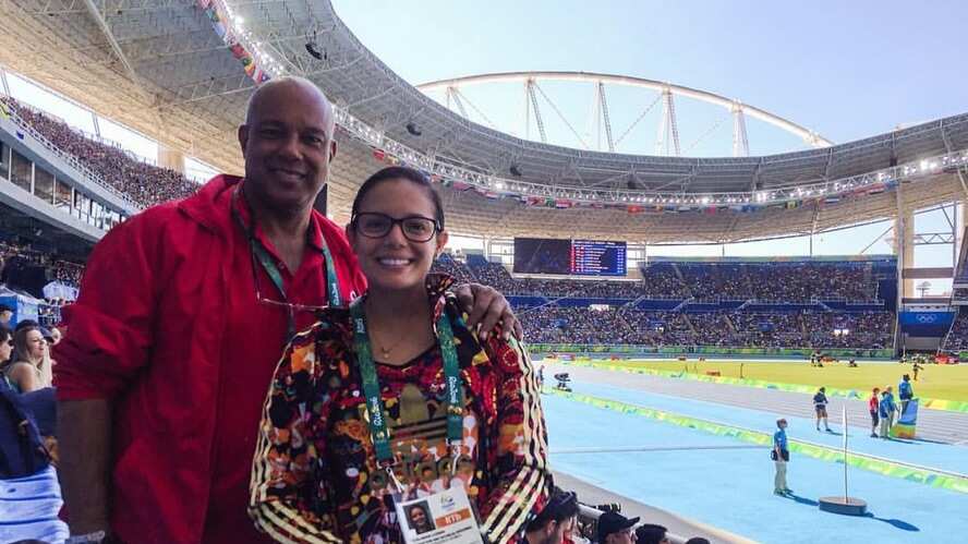Foto de la expatinadora y medallista La Chechi Baena y su padre.
