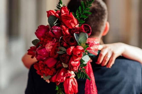 ¡No solo son flores amarillas! Hoy se regalan rosas rojas y esta es la leyenda que inspira la romántica tradición