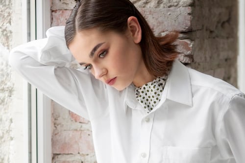 ¡Adiós camisa blanca! La camiseta que es obsesión de todas por su elegancia y versatilidad