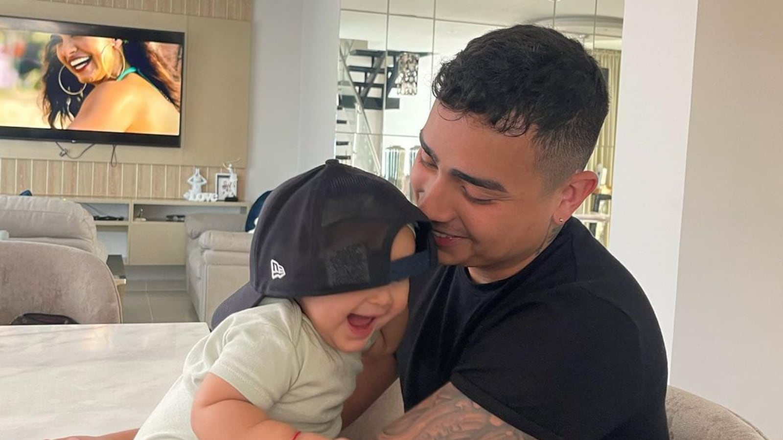 Felipe Saruma le da masajes a Andrea Valdiri y enternece las redes.