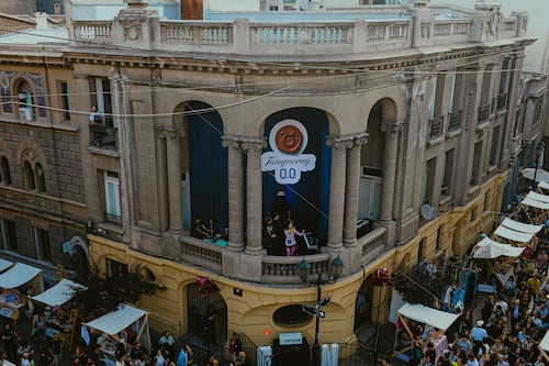 Francisca Valenzuela sorprendió a todos con un show en pleno Barrio París-Londres