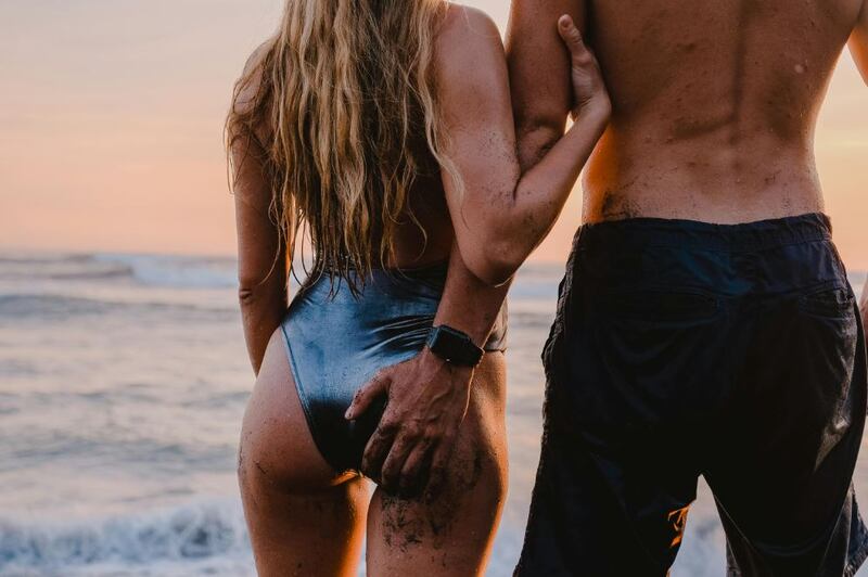 Un hombre toca las pompas de la mujer con la que tiene una relación por varios motivos
