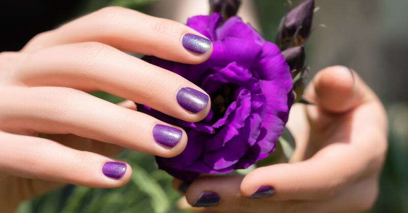 Uñas moradas serán tendencia en primavera 2024