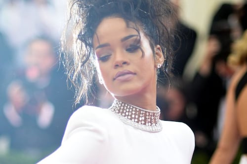 Rihanna prueba que los abrigos faux fur de color son la prenda ganadora de la temporada