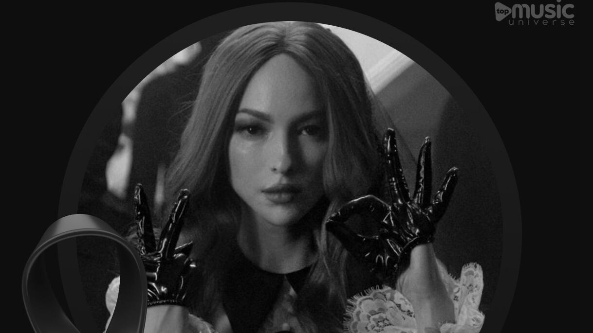 Con un mensaje enigmático que rezaba "No soportes bb. Renace conmigo", la intérprete de pop dejó entrever que se avecinaba algo grande en su carrera.