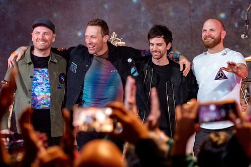 Banda Coldplay y su exmánager Dave Holmes, se demandaron mutuamente