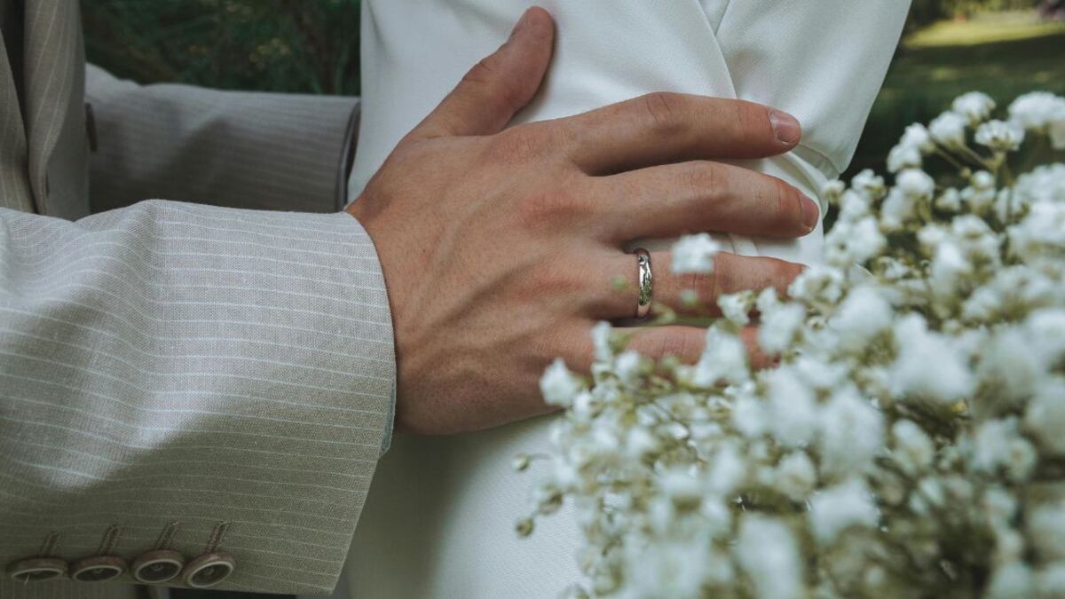 La acción de tomar por la cintura a una persona tiene una implicación romántica