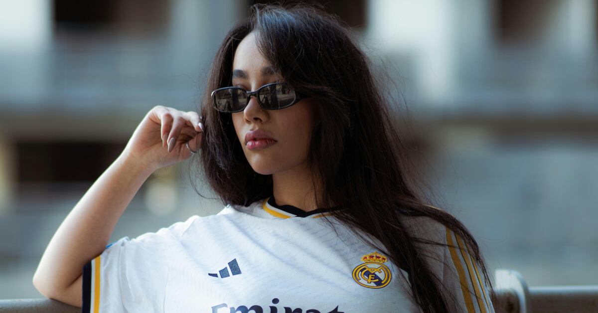 El hack para usar playera oversized de fútbol sin que parezca pijama