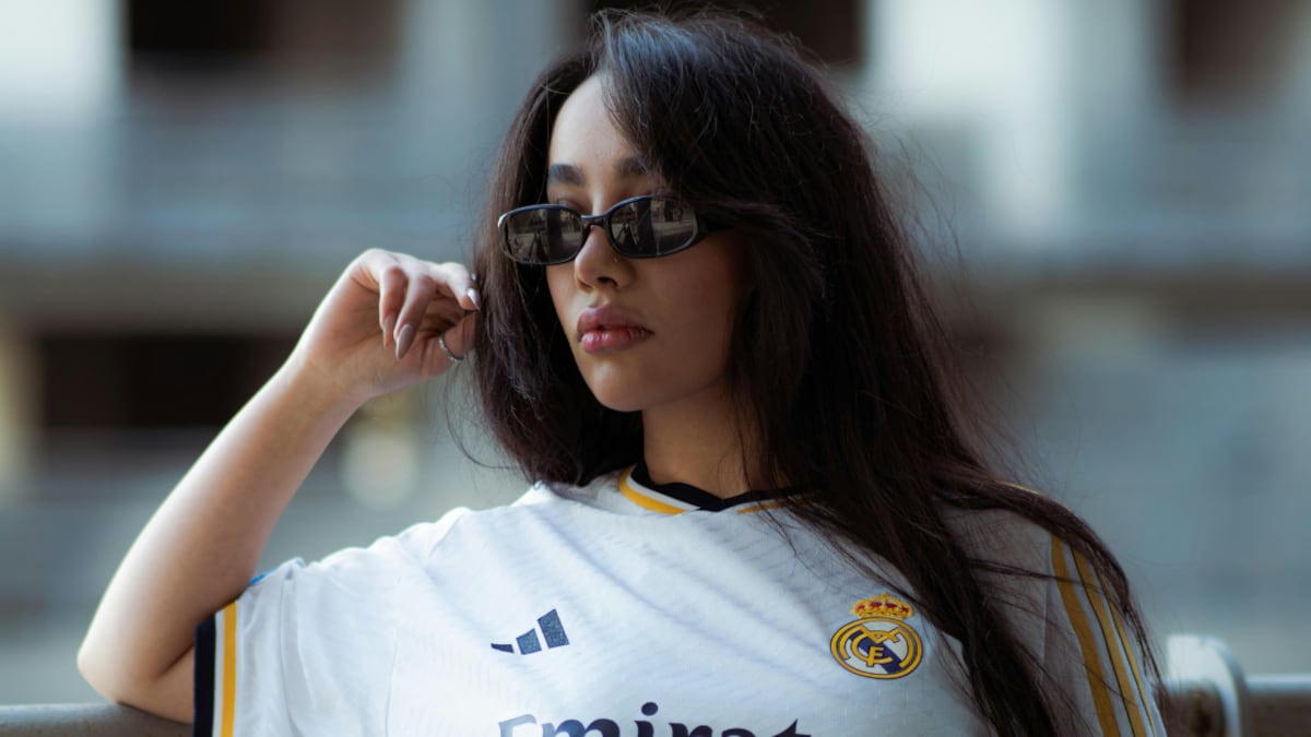 El hack para usar playera oversized de fútbol sin que parezca pijama