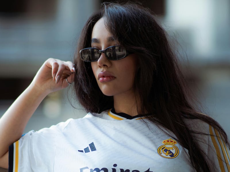 El hack para usar playera oversized de fútbol sin que parezca pijama