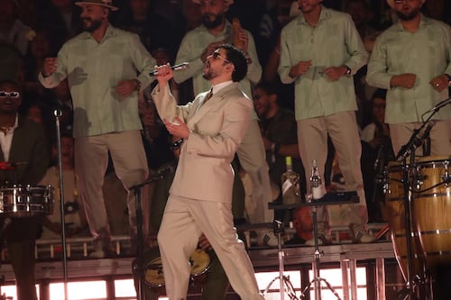 Bad Bunny se resbala en “la casita” durante concierto en México