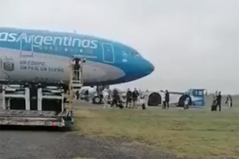 Azafata vio a su ex que tiene nueva novia en pleno vuelo y puso en peligro a la tripulación.