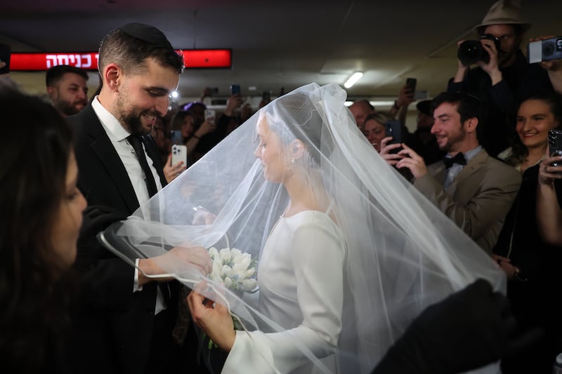 Se casaron en el estacionamiento durante las tensiones en Irán