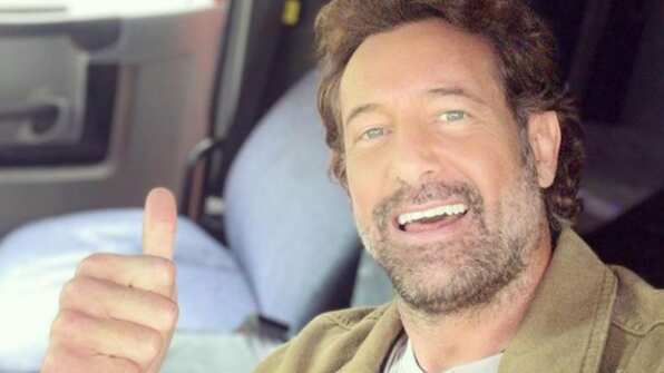 Gabriel Soto presume su tonificado abdomen a sus 47 años, sin dar señales de su relación con Irina