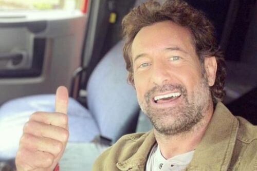 Gabriel Soto presume su tonificado abdomen a sus 47 años, sin dar señales de su relación con Irina