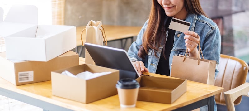 Comprar sin gastar: la nueva tendencia digital que desafía el consumo impulsivo