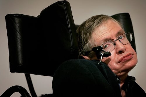 Stephen Hawking destaca en lista de Epstein como supuesto participante en orgía con menores