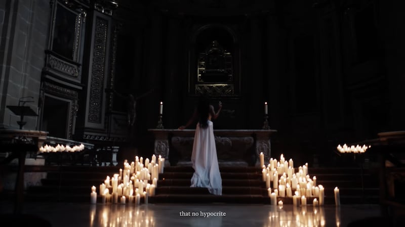 Polémica de Tokischa por grabación en iglesia española