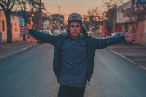 Pareja de Fritanga le quemó su ropa y dañó su auto en su paso por Secreto en Brasil, según modelo de Arsmate