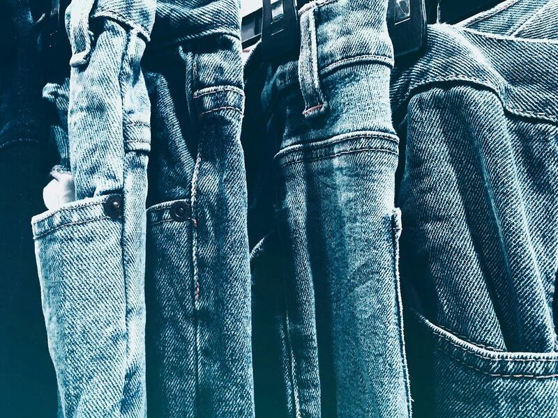 ¿Lo harías? Experta en moda sorprende: “Los jeans no deben lavarse nunca. Si tienen una mancha, haz esto”