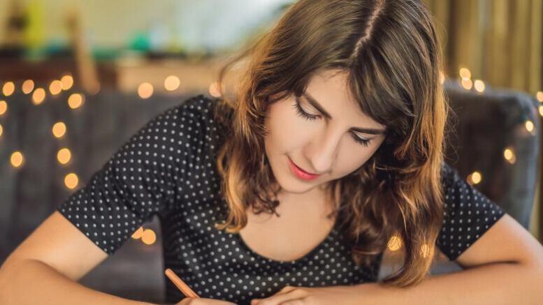 Mujer escribe una carta