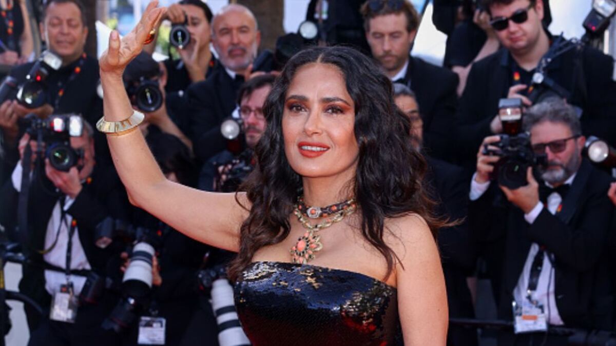 “Luces jovial y hermosa”: Salma Hayek con el mejor outfit casual para estar cómoda y elegante a los 50