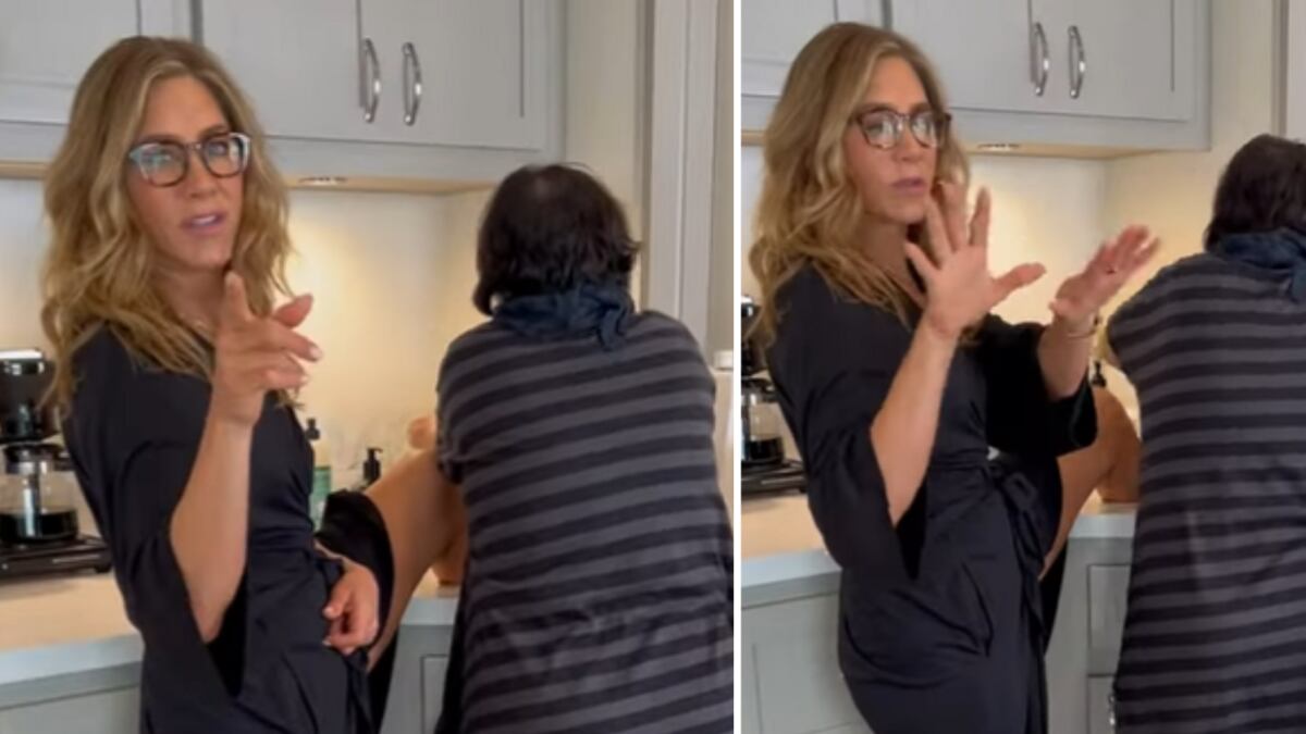 Jennifer Aniston lavándose los pies